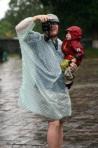 mid_2011-Apr-Vietnam-178-Das_Tu_Duc_Grab-Uli_und_Felix_im_Regen