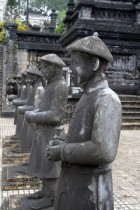 mid_2011-Apr-Vietnam-191-Das_Khai_Dinh_Grab-Steinerne_Soldaten_1