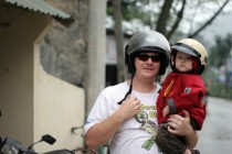 mid_2011-Apr-Vietnam-146-Hang_Mua-Felix_und_Uli_mit_Motorradhelmen